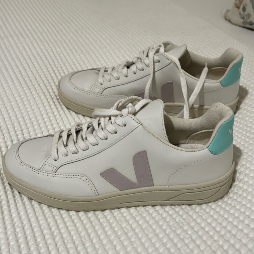 Veja V-12 Sneakers (Size 40)